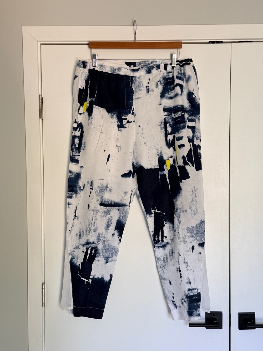 Banana Blue Abstract-Print Cropped pants in Navy, White & Yellow